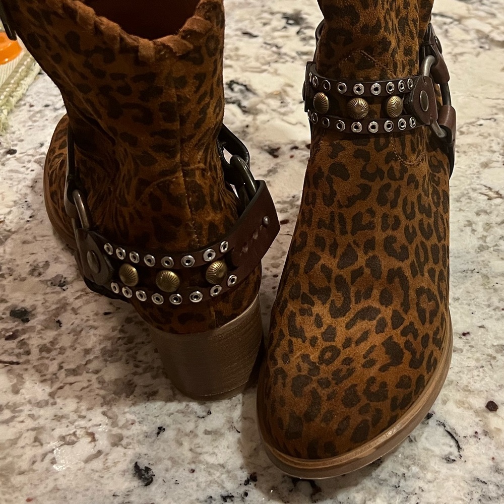 Sundance Whipstitch Boot in leopard.  Sz. 41 - Picture 5 of 9